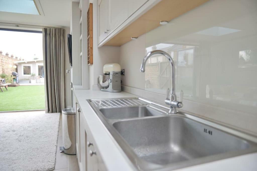Summer House Hotell Thames Ditton Eksteriør bilde