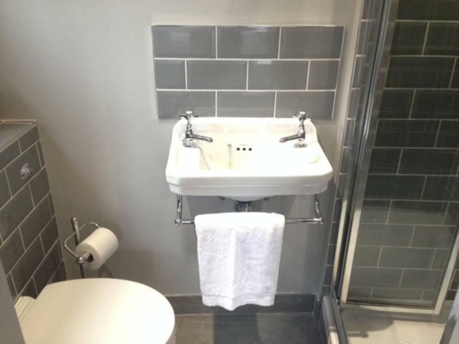 Summer House Hotell Thames Ditton Eksteriør bilde